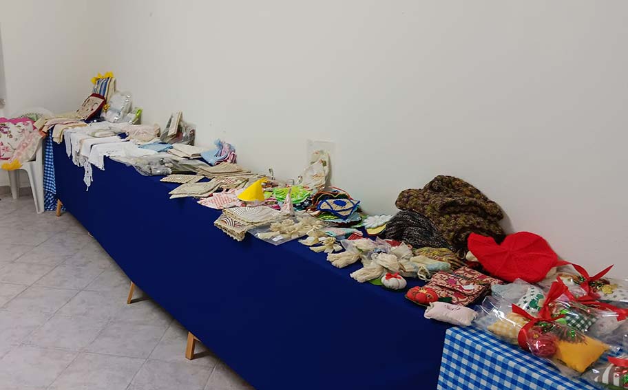 Alà dei Sardi. "Ali di Carta" dona il ricavato del mercatino di Natale a vari sodalizi benefici 1 Mercatno Ali di Carta Ala dei Sardi