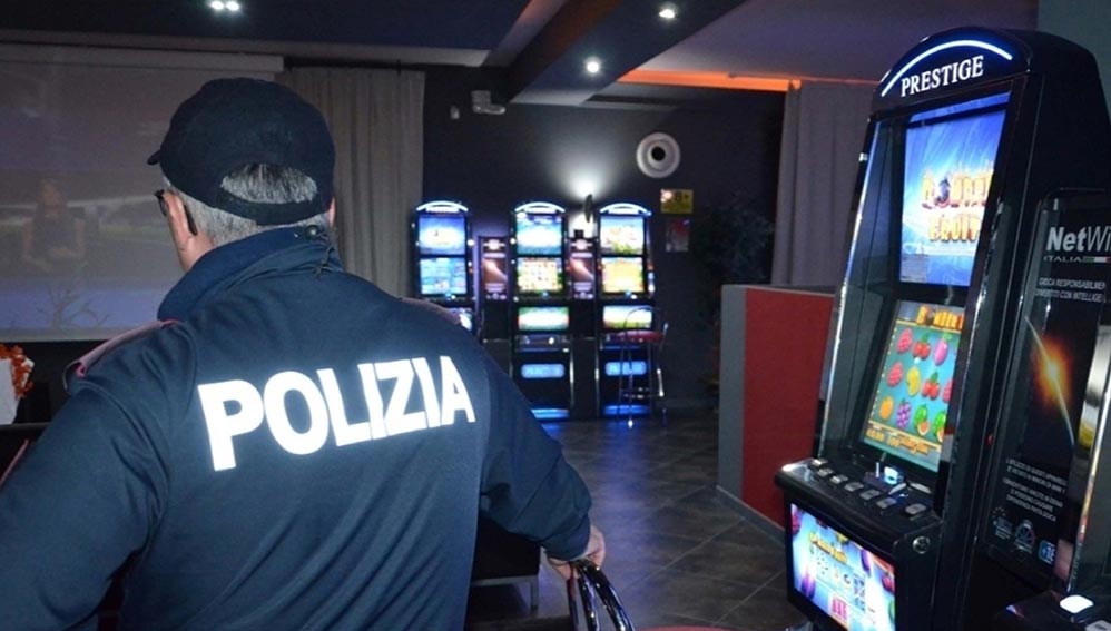 Nuoro. Minori sorpresi a giocare con le slot machine, maxi multa al titolare del locale 1 Polizia slot machine