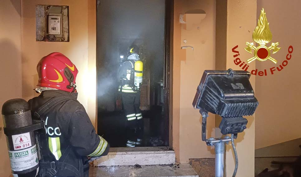 Bosa. Incendio in un appartamento di via Venezia, evacuate quattro abitazioni 2 incendio a Santa Teresa Gallura