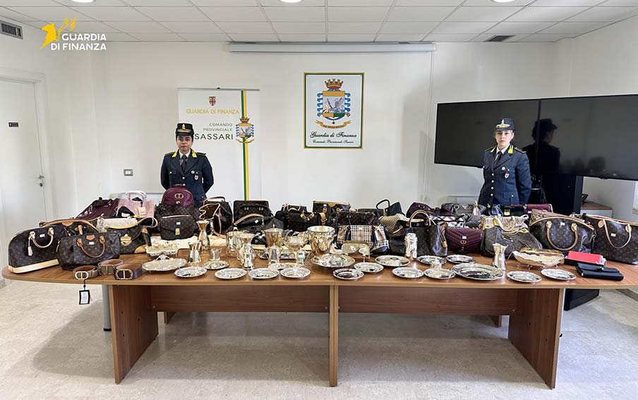 Fa shopping con i soldi del Comune, dipendente indagata per peculato 1 Donna indagata peculato GdF Sassari