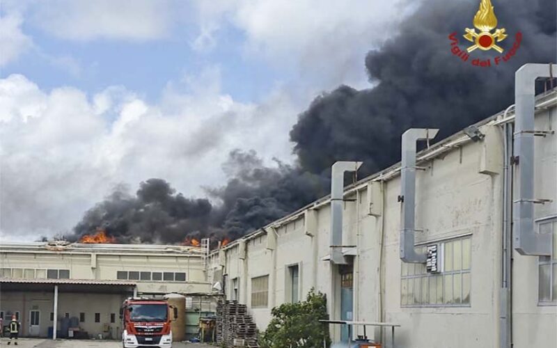 Incendio capannone Porto Torres