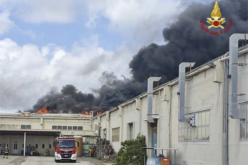 Porto Torres, a fuoco il tetto di un capannone di via Pigafetta 1 Incendio capannone Porto Torres