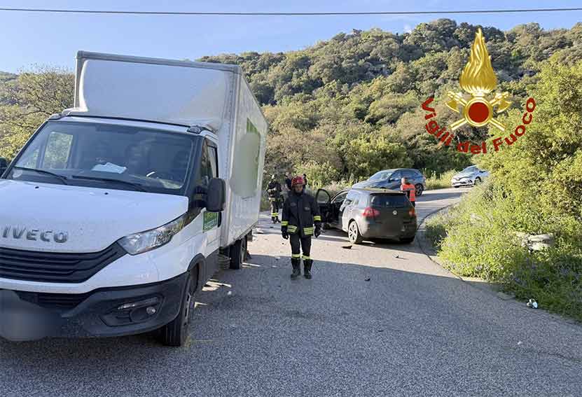 Scontro auto-furgone tra Benetutti e Nule, due feriti 2 Incidente Benetutti Nule 2