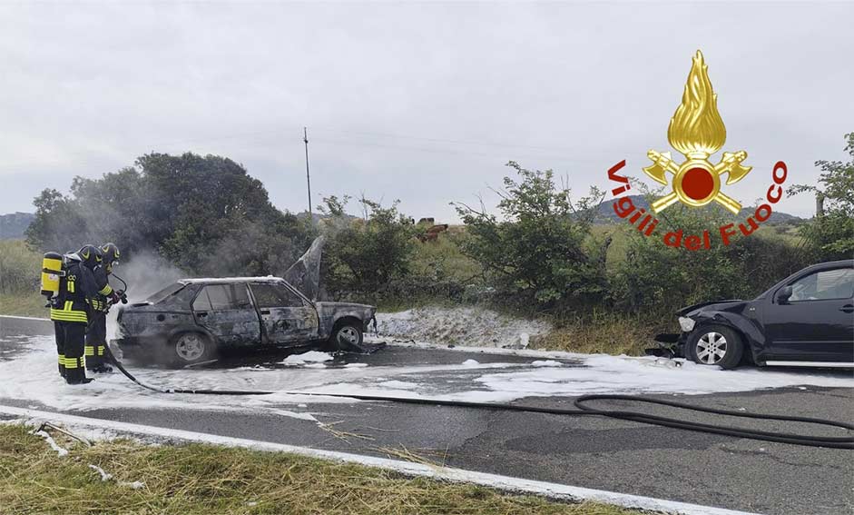 Scontro frontale tra Ozieri e Mores: un ferito e auto in fiamme 2 Incidente Mores Ozieri