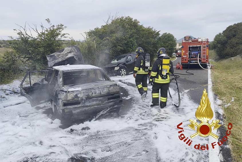 Scontro frontale tra Ozieri e Mores: un ferito e auto in fiamme 1 Incidente Ozier Mores SS 128 bis