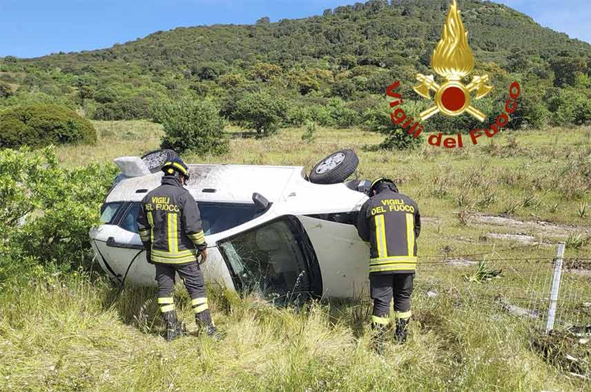 Auto si ribalta sulla 131 dcn, grave una donna 1 Incidente ss 131 dcn