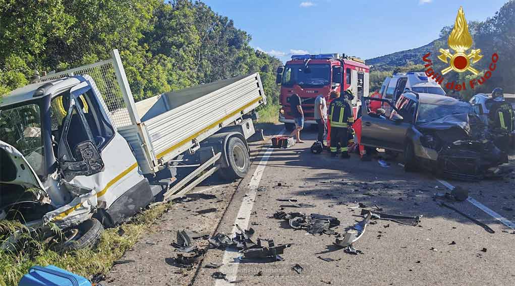 Olbia. Scontro tra un auto e un camioncino sulla Sp 73, due persone in ospedale 1 Incidnte Sp 73 Olbia