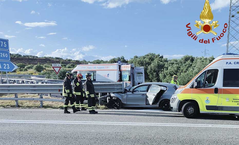 San Teodoro. Auto contro guardrail sulla SS 131 Dcn, ferite 4 persone 1 incidente ss 131 San Teodoro