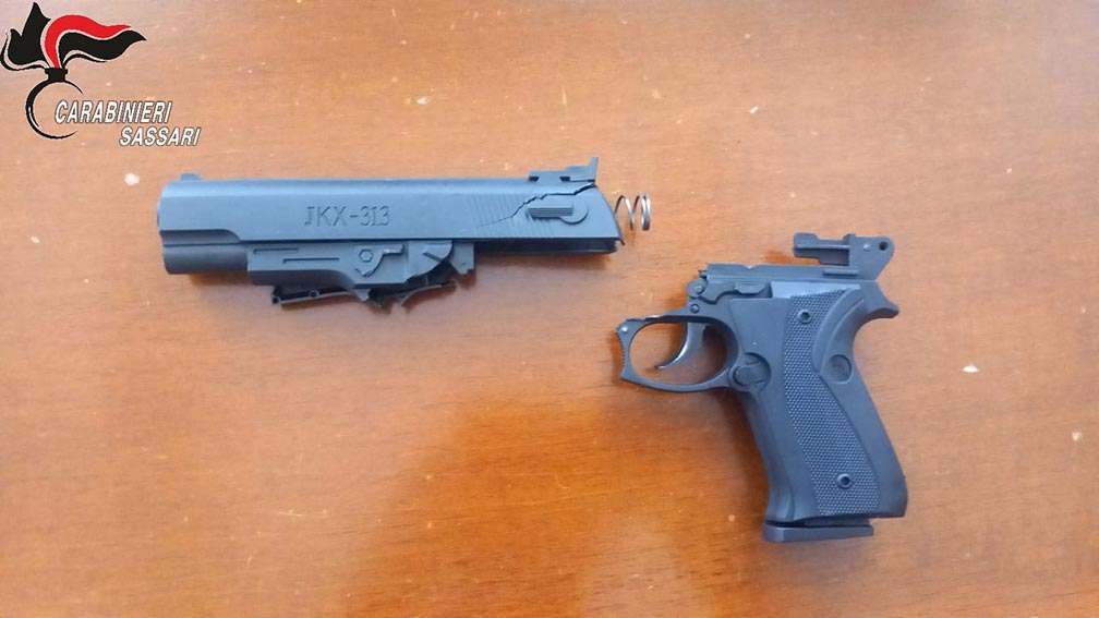 A scuola con una pistola giocattolo, minorenne denunciato dai Carabinieri di Ozieri 1 Arma giocattolo sequestrata Carabinieri Ozieri