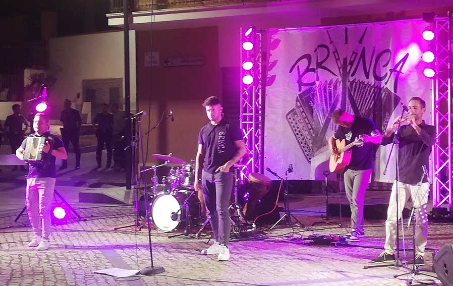 Illorai, festa di convivialità e musica con il gruppo Brinca per onorare San Giovanni Battista 1 Brinca a Illorai