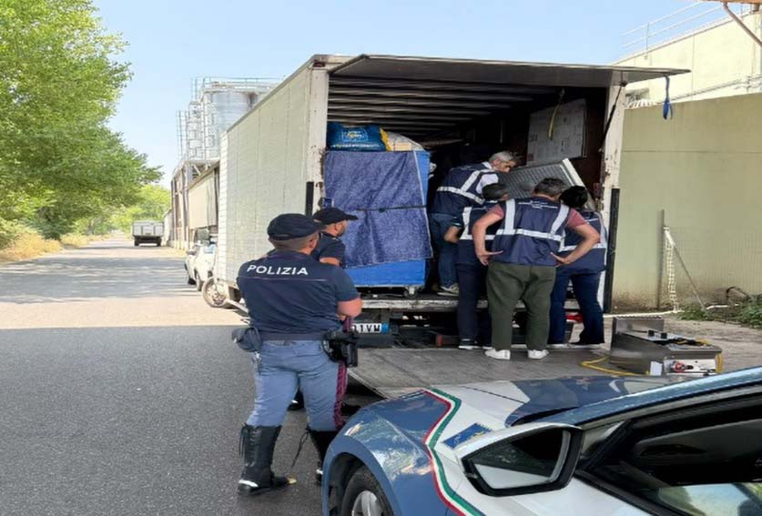 Carne surgelata nel camion privo di cella frigo, conducente denunciato sulla SS 131 1 Carne surgelata senza Frigo Polizia Stradale Macomer