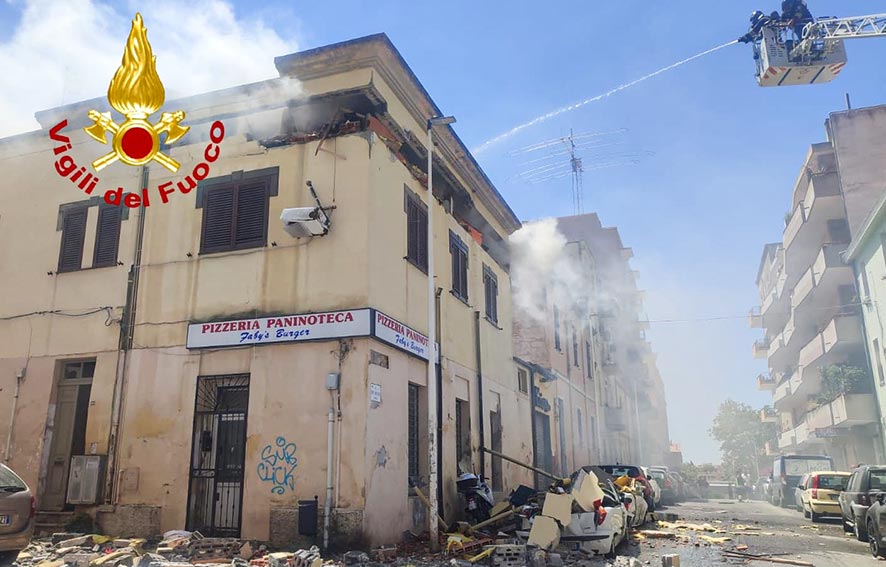 Esplosione in una palazzina a Sassari, estratto dalle macerie un uomo 1 Esplosione palazzina Sassari