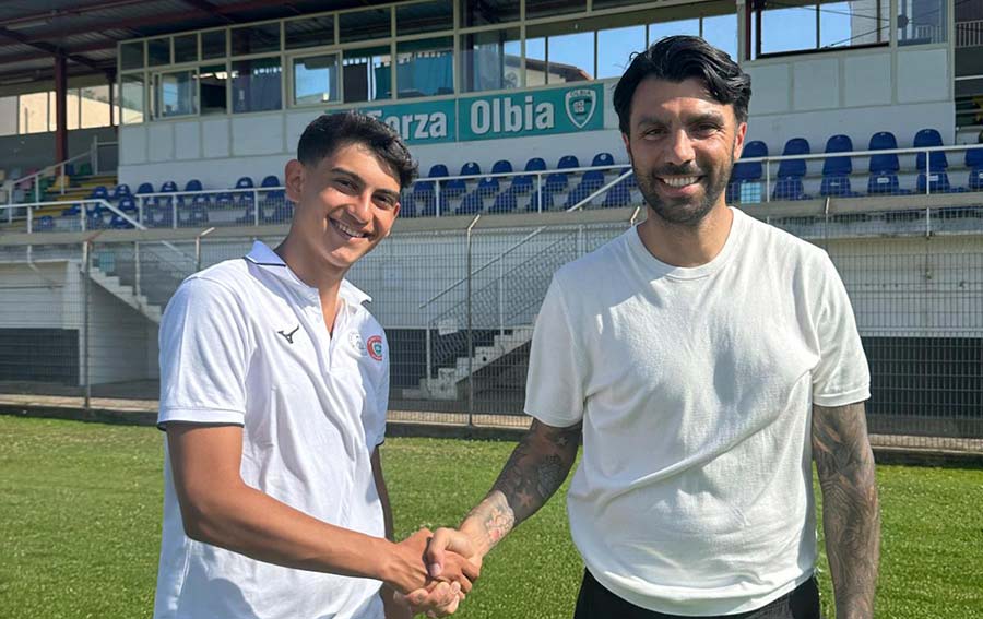 Un giovane della Bruno Selleri in ritiro con la prima squadra dell'Olbia Calcio 1 Gonzalez e Lozano al Nespoli