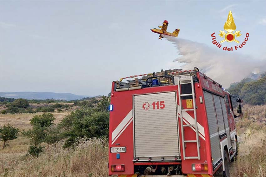 Incendi, canadair ed elicotteri in volo a Furtei, Bonorva e Mores 1 Incendi Sardegna