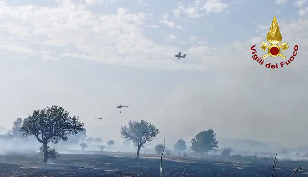 Altra giornata di incendi a Bonorva, in azione gli elicotteri della flotta regionale e due canadair 1 Incendio Bonorva
