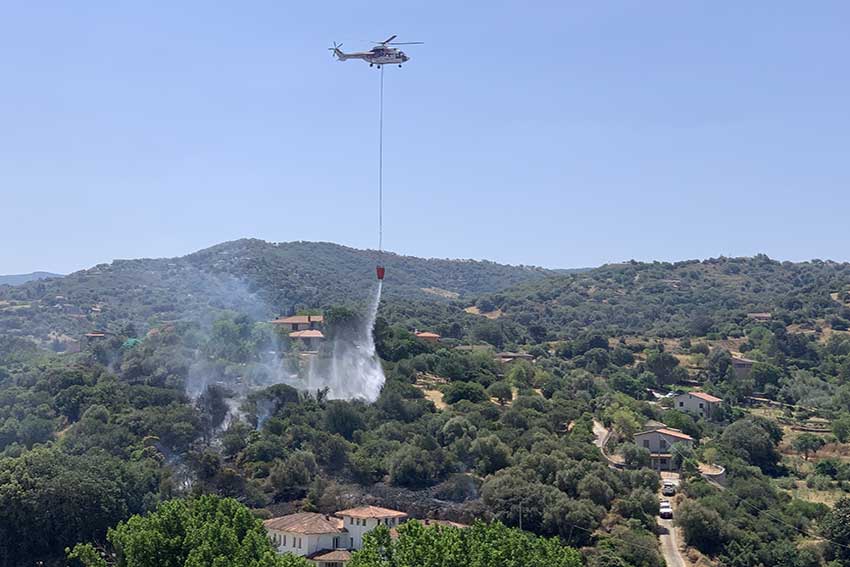 Incendio nella periferia sud di Ozieri, intervengono due elicotteri 1 Incendio Donnighedda
