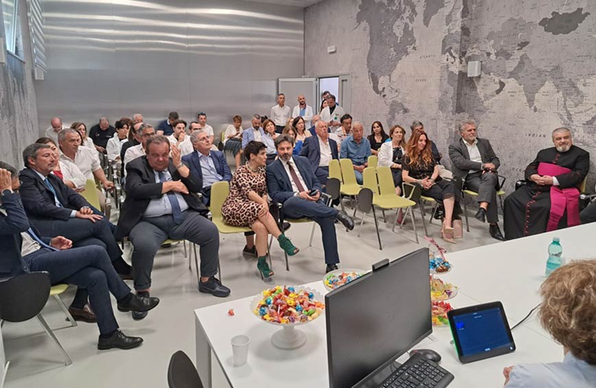 Lotta ai tumori, all'Aou di Sassari in funzione la nuova tomoterapia Radixact 2 Presentazione tomoterapia Aou Sassari