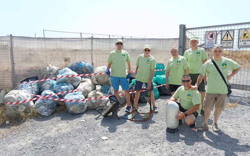 Volontari pulizia Villaggio pescatori Cagliari
