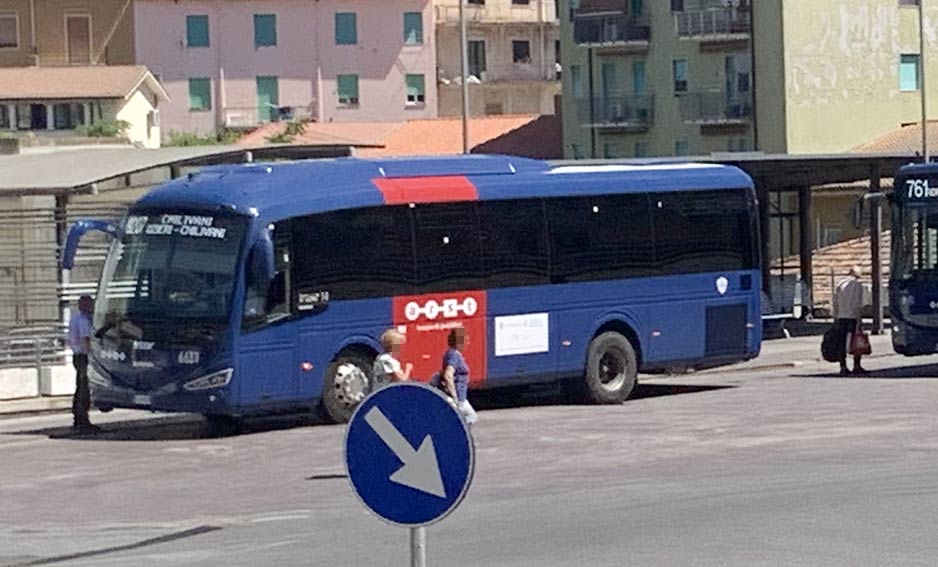 Arst, lavoratori senza stipendio. Fit Cisl diffida l'azienda: «Pronti allo sciopero» 1 Arst pullman