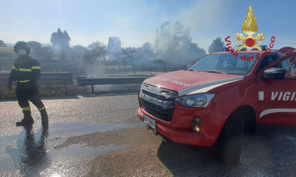 Grosso incendio nelle campagne di Giave, intervengono tre elicotteri e un Canadair 2 Incendio Giave 2