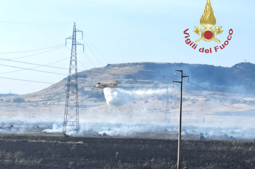 Grosso incendio nelle campagne di Giave, intervengono tre elicotteri e un Canadair 1 Incendio Giave