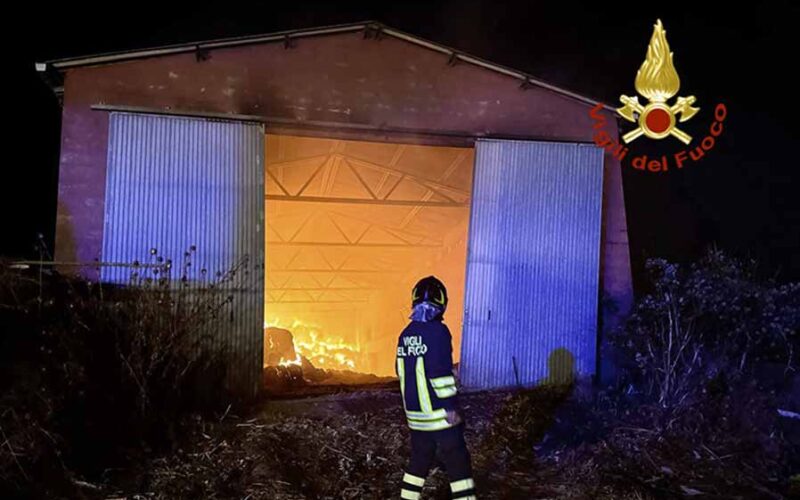 Incendio fienile Macomer