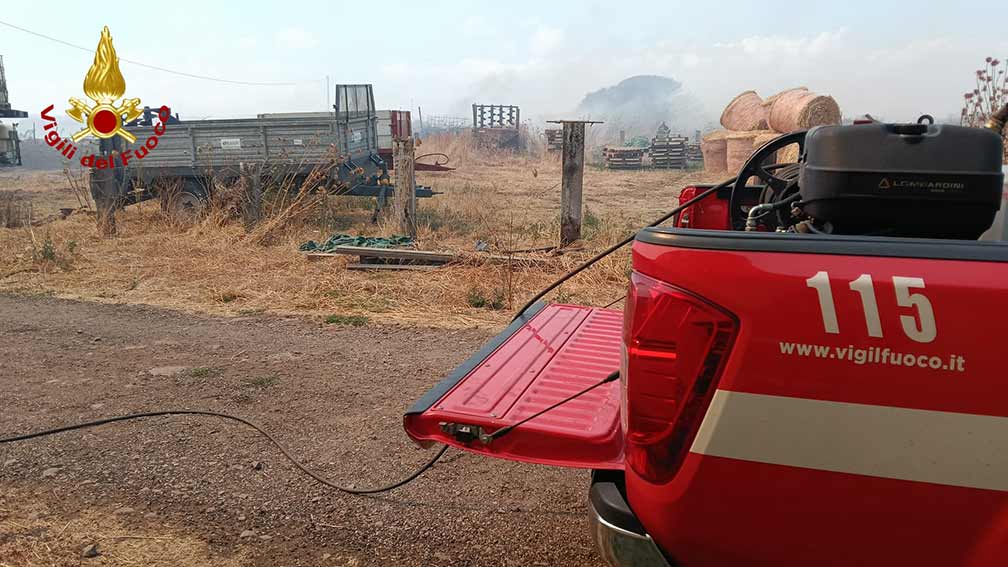 Vasto incendio a Sindia, bruciati oltre 100 ettari di terreno 2 Vigili del Fuoco a Sindia
