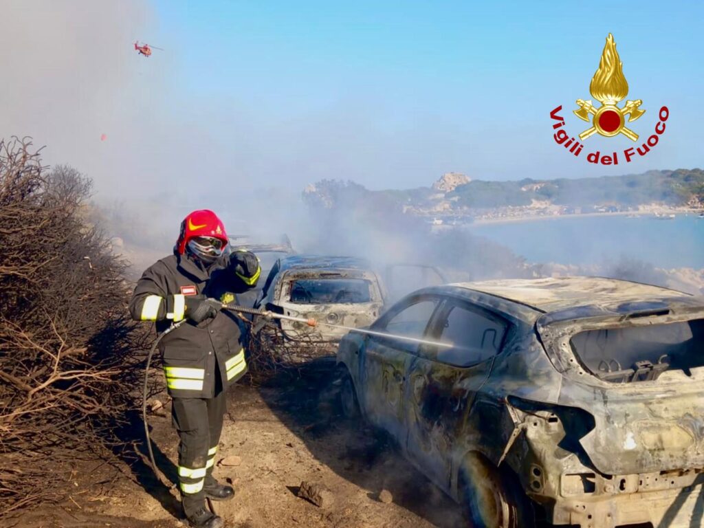 Villasimius, Punta Molentis devastata dalle fiamme: auto distrutte e bagnanti evacuati via mare 2 WhatsApp Image 2025 07 27 at 18.50.32