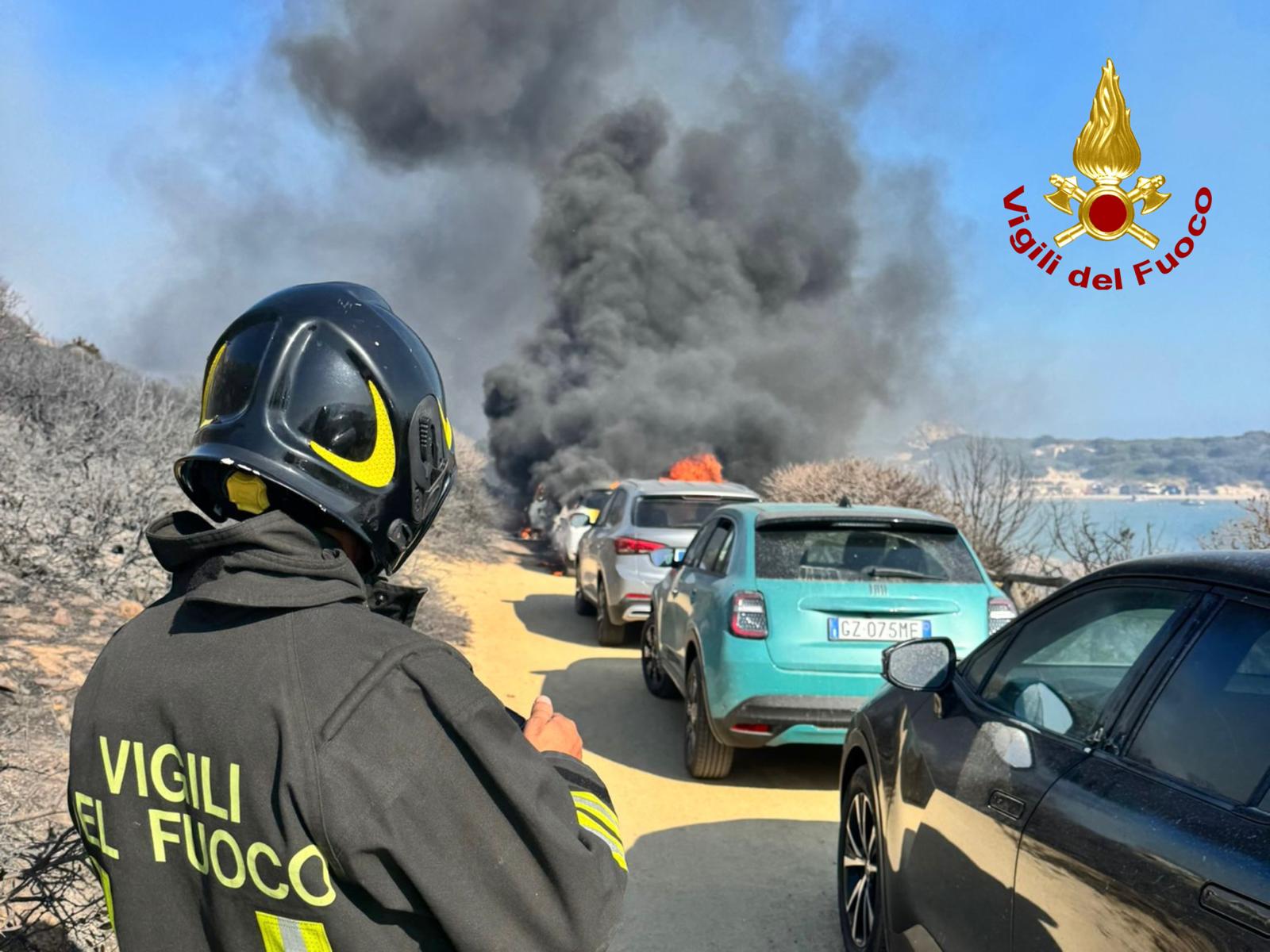 Villasimius, Punta Molentis devastata dalle fiamme: auto distrutte e bagnanti evacuati via mare 1 WhatsApp Image 2025 07 27 at 19.05.391