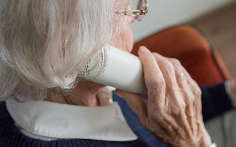 Anziano al telefono