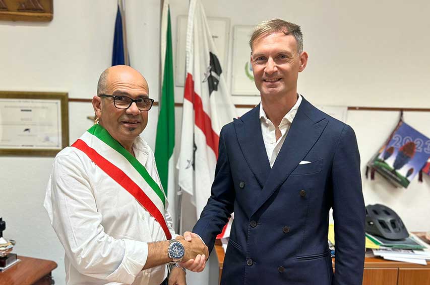 Il presidente del Consiglio lombardo a Badesi: «Esempio virtuoso di accoglienza e sviluppo del territorio» 1 Federico Romani sindaco di Badesi