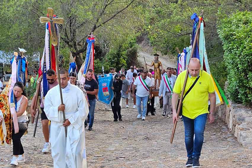 Folla di fedeli a Monti per la festa di San Paolo e il pellegrinaggio giubilare dei Sindaci 2 Festa di San Paolo Monti 2025