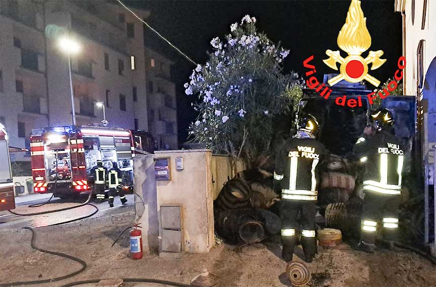 Olbia, furgone in fiamme in via Umberto Nobile: una donna in ospedale per inalazione di fumo 1 Incendio furgone Olbia