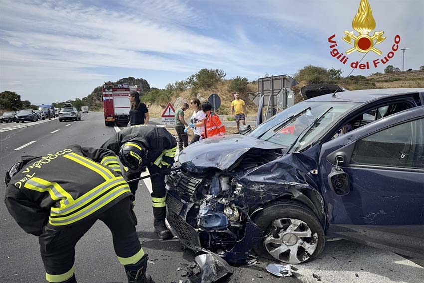 Scontro fra 3 auto al bivio per Macomer-Bosa sulla 131, ferite 5 persone 1 Incidenre 131 bivio Macomer Bosa