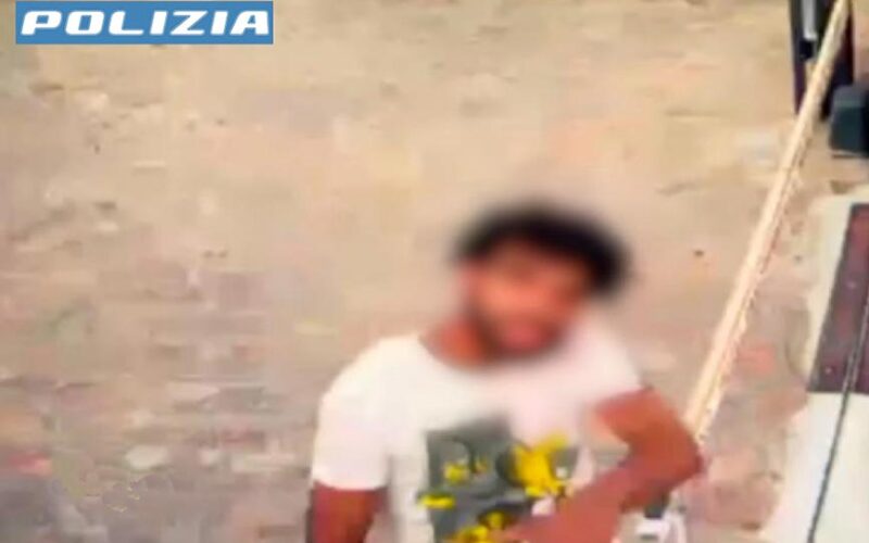 Tunisino urina auto Polizia a Olbia