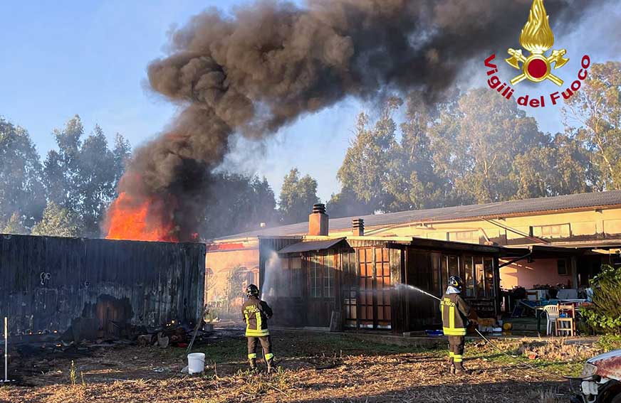 Fiamme nella zona industriale di Suni, distrutte 5 auto e un container di un'azienda tessile 2 Incendio Suni 2