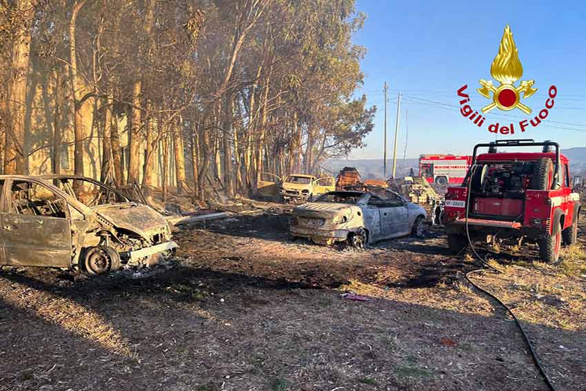 Fiamme nella zona industriale di Suni, distrutte 5 auto e un container di un'azienda tessile 1 Incendio auto Suni