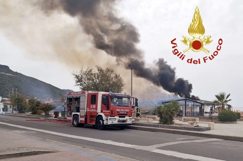 In fumo un chiosco a Bosa Marina 1 Incendio locale Bosa