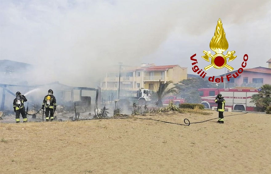 In fumo un chiosco a Bosa Marina 2 Incendio locale sulla spiaggia Bosa