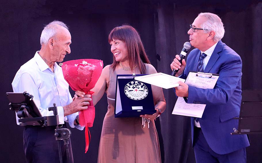 Premio Maria Carta 2025, consegnati ieri a Siligo i riconoscimenti a Bennato, Salmo e Ligas 2 Premiazione Sandra Ligas