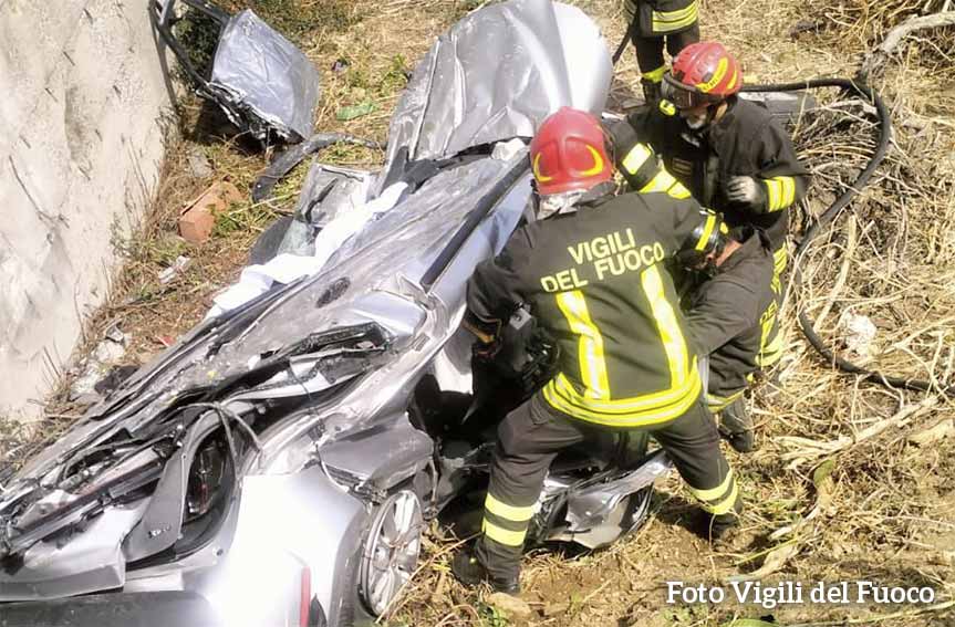 Posada. Si schianta con l'auto contro un muro in via Gramsci, morto un 45enne 1 incidente Posada