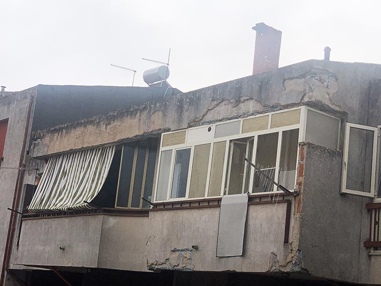Ozieri. Crolli di intonaci nelle palazzine Area di San Nicola, l'opposizione sollecita l'intervento di Sindaco e Assessore 2 Case Area Ozieri
