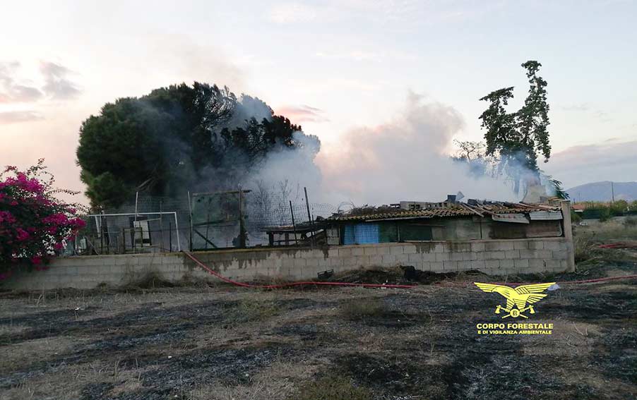 Incendio a Quartu, due anziani disabili salvati dai Forestali 1 Incendio baracca Quartu Sant Elena salvati due disabili