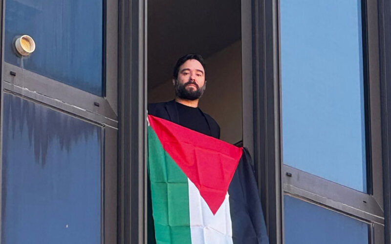 Valdo Di Nolfo con bandiera palestinese