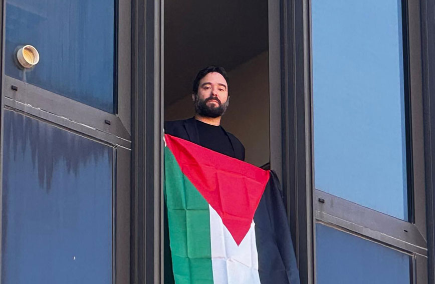 Valdo Di Nolfo con bandiera palestinese