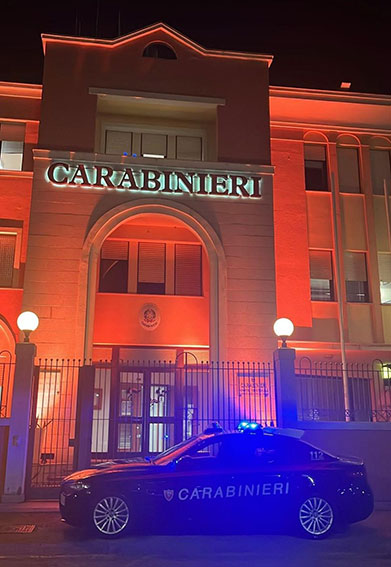 Violenza di genere, l'impegno dei Carabinieri di Sassari: 501 donne assistite in 10 mesi 2 Comando Carabinieri Olbia colorato arancione giornata violenza contro le donne