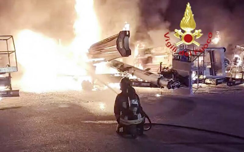 Incendio automezzi in viale Monastir Cagliari