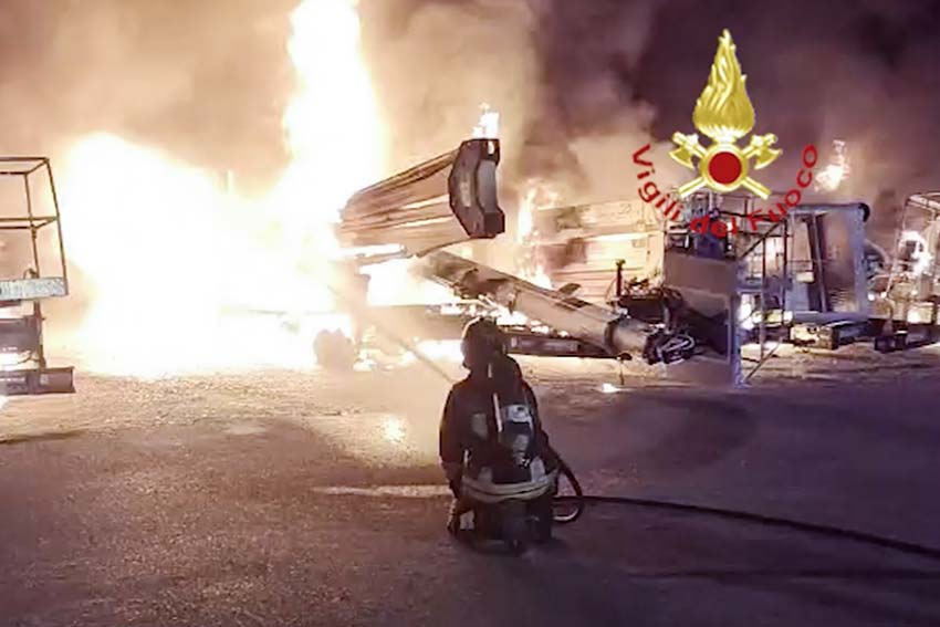 Cagliari, in fiamme nella notte 9 automezzi di un'azienda 1 Incendio automezzi in viale Monastir Cagliari
