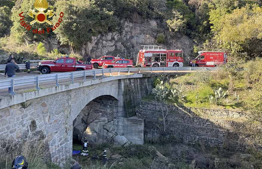 Villagrande Strisaili. Auto precipita da un ponte, 3 morti 1 Incidente Provinciale 27 Villagrande Strisaili