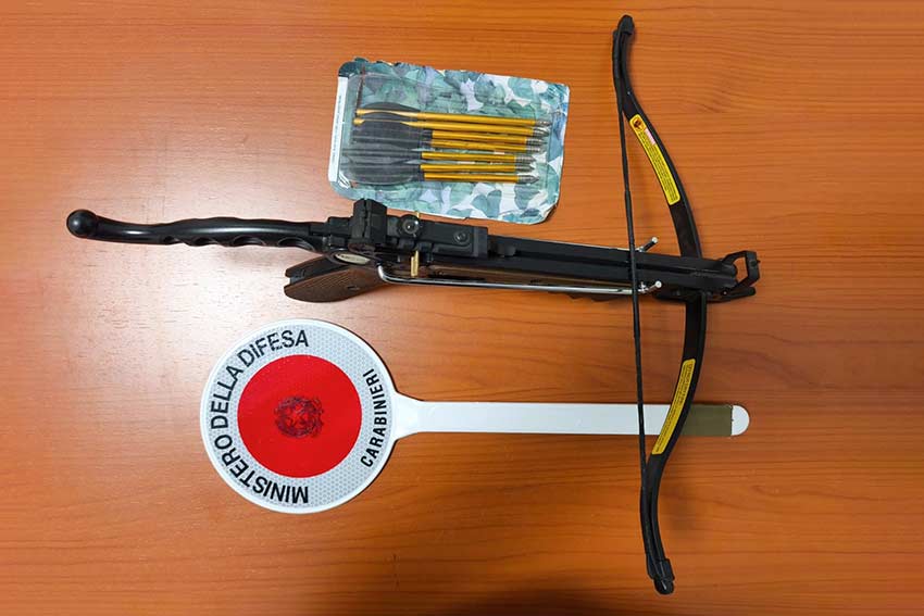Nuoro. Nell'auto una balestra e 7 frecce, denunciato 1 balestra sequestrta Nuoro